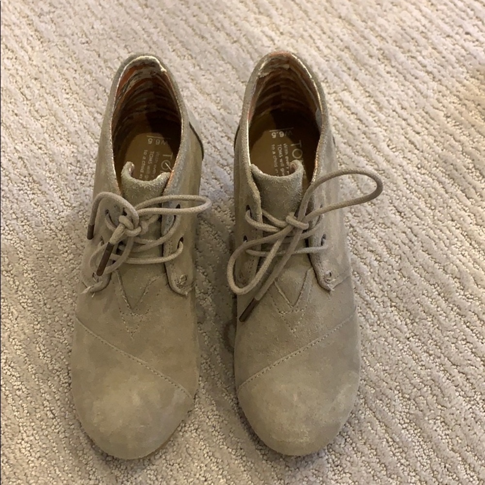 Toms Suede Tan Wedges size 6.5